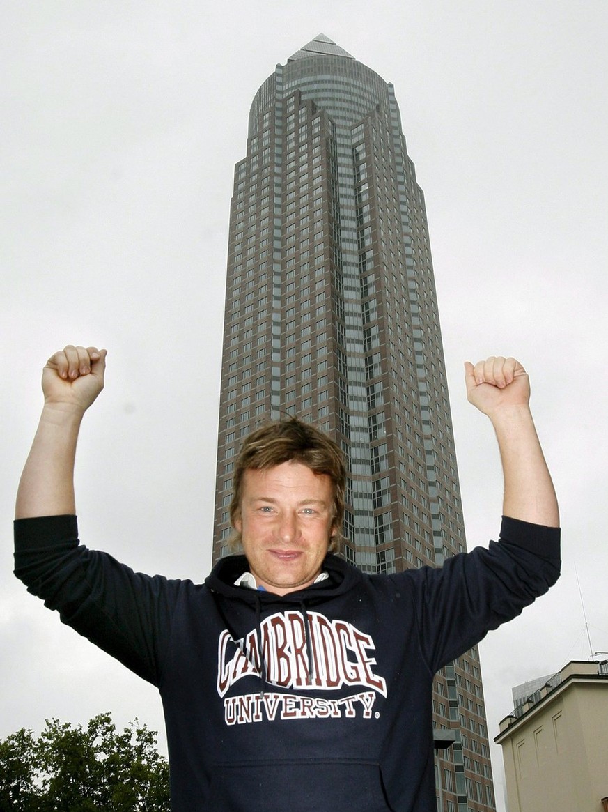 epa01473326 British chef Jamie Oliver poses in front of the Trade Fair Tower in Frankfurt Main, Germany, 01 September 2008. In a press conference the 33-year-old announced his &#039;Jamie Oliver Dinne ...