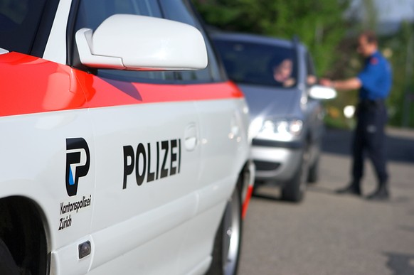 Ehemann löscht Familie aus: Die Kantonspolizei Zürich findet vier Tote in einer Wohnung in Affoltern am Albis. (Symbolbild)