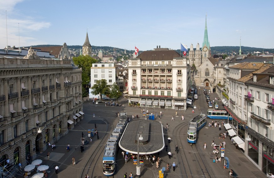 ARCHIVBILD ZUM ZUERCHER FINANZPLATZ --- Trams verkehren am Paradeplatz am Montag, 12. Juli 2010 in Zuerich. Das Hauptgebaude der Credit Suisse, die Kirche St. Peter, das Savoy Hotel, das Grossmuenster ...