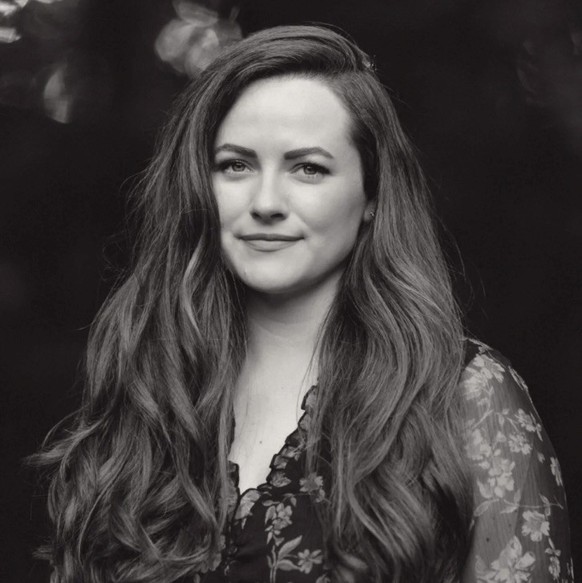 Rebecca Ross sät in ihrer Freizeit gerne Wildblumen im Garten.