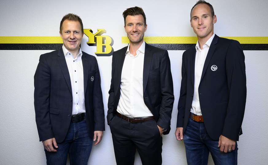 Raphael Wicky, der neue YB-Trainer, Mitte, Christoph Spycher, neuer VR-Delegierter Sport YB, links, und Steve von Bergen, neuer Sportchef bei YB, rechts, posieren kurz vor eine Pressekonferenz ueber d ...