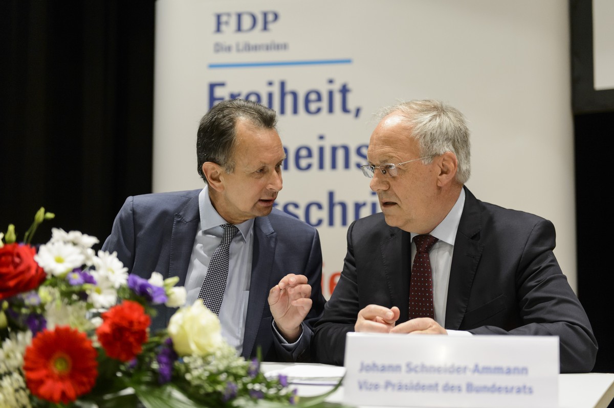 Philipp Mueller, gauche, President du PLR Suisse et Johann Schneider-Ammann, droite, Conseiller federal, parlent lors de l'assemblee des delegues du PLR, Les Liberaux-Radicaux Suisse ce samedi 25 ...