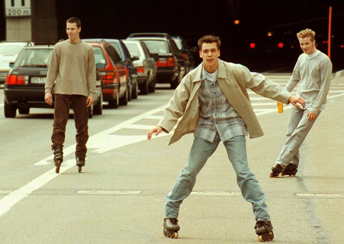 Mit Rollschuhen vor dem Gotthardportal der A2 in Goeschenen: Im Stau am Karfreitag, 2. April 1999, stand auch ein Extrabus "Heitere Staufahrt", dessen junge Insassen sich zum Teil die Wartez ...