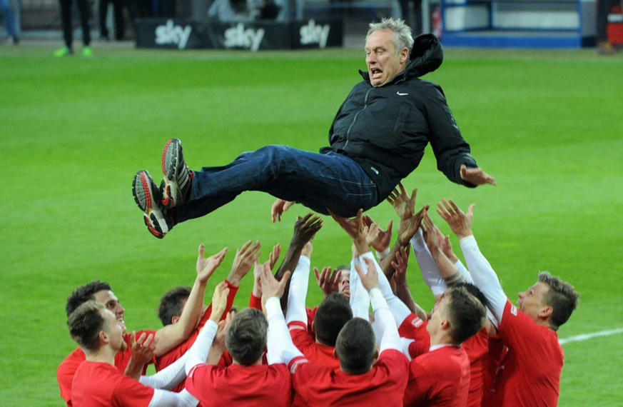 Die Spieler feiern Trainer Streich.