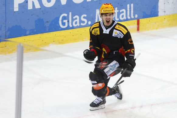 PostFinance Top Scorer Marco Lehmann (SCB) jubelt nach seinem Tor zum 2-2 im Eishockey Meisterschaftsspiel der National League zwischen dem SC Bern und dem EV Zug, am Samstag, 16. November 2024 in der ...