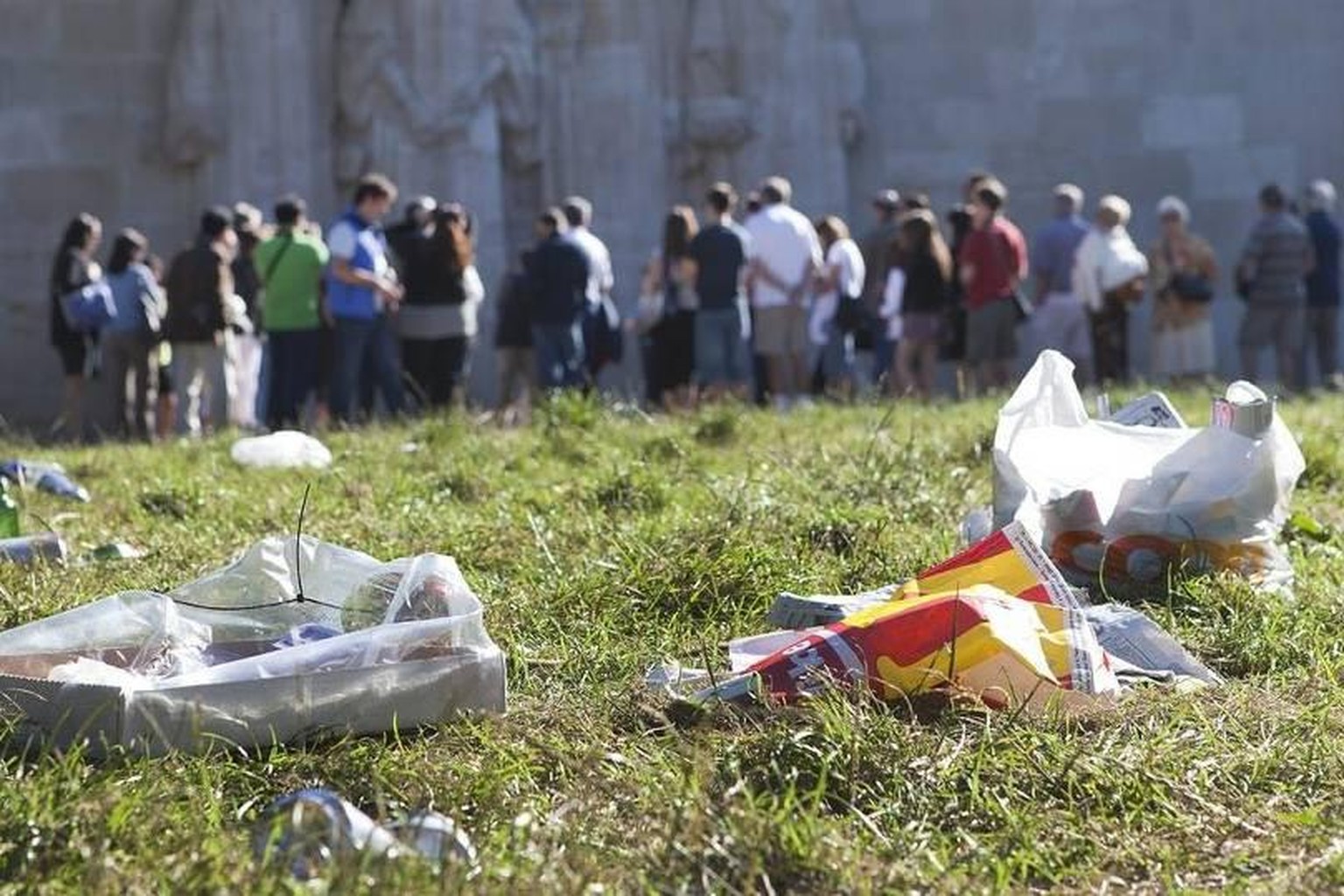  Umwelt  14 000 Tonnen Plastik  landen pro Jahr in der 