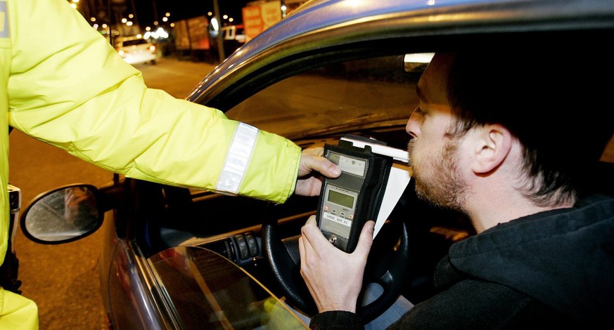 Un control de Police a eu lieu cette nuit sur la route de Saint-Julien a geneve, ce samedi 27 decembre 2008. Ce control servait a verifier les papiers des conducteurs ainsi que, si la police en jugeai ...