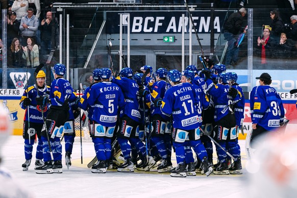 Les joueurs fribourgeois celebrent la victoire a la fin du match du championnat suisse de hockey sur glace de National League entre le HC Fribourg-Gotteron, HCFG, et les Zurich Lions, ZSC, ce mardi 23 ...