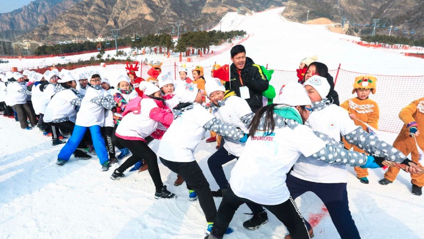 Kinder rangeln am Fusse der Piste.