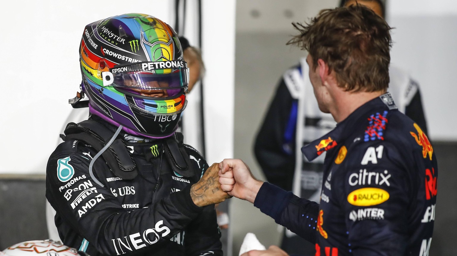 Fistbump zwischen den beiden Rivalen: Lewis Hamilton (links) und Max Verstappen in Katar.