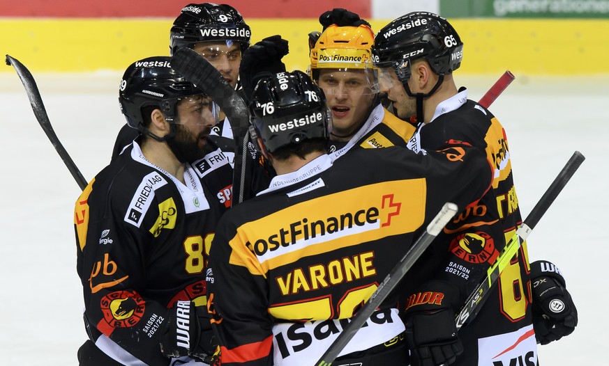 Berns Ramon Untersander, rechts, jubelt nach seinem Tor zum 3-0 mit seinem Teamkollegen Cory Conacher, Mika Henauer, Philip Varone und PostFinance Top Scorer Dominik Kahun, beim Eishockey Meisterschaf ...