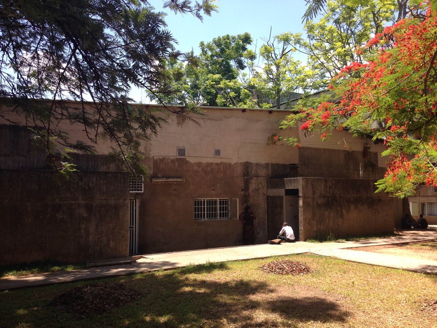 Nein, das ist kein Gefängnis: Das ist der Hintereingang zur Abteilung Kommunikation der Universität von Sambia.