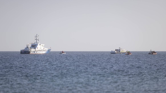 Der Wal wird von Booten aus der Bucht eskortiert. Buckelwal strandet vor Niendorfer Hafeneinfahrt Timmendorfer Strand, 27.03.26 Timmendorfer Strand Schleswig-Holstein Germany *** The whale is escorted ...