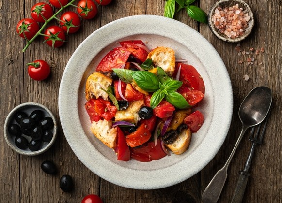 panzanella toskana salat tomaten sardellen oliven brot essen kochen food