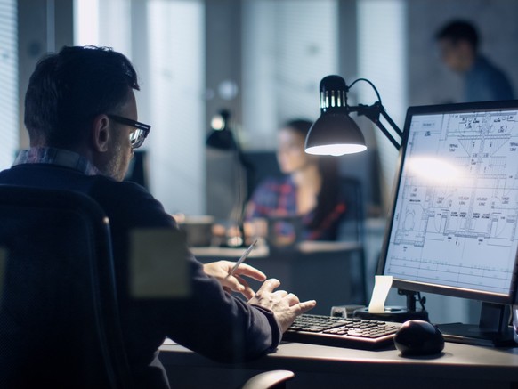 Menschen im Büro am Arbeiten mit dem PC. (Symbolbild)
