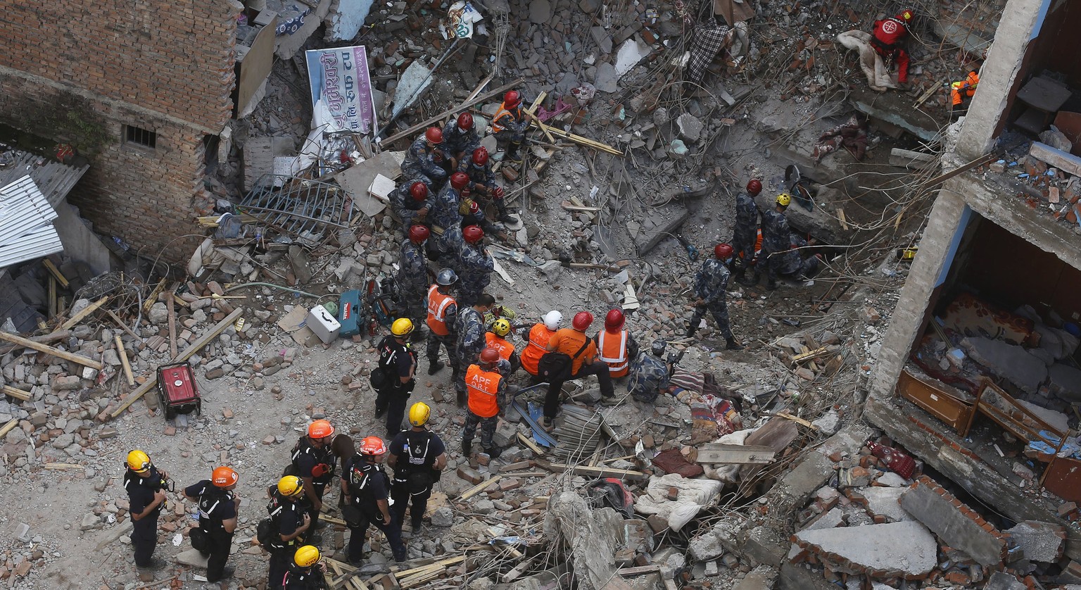Das Militär und Helfer aus Ungarn suchen in den Trümmern nach Opfern.