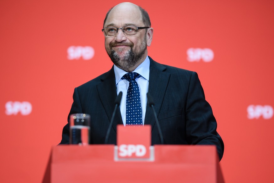 epa06335335 The leader of the Social Democratic Party (SPD), Martin Schulz, gives a press statement in Berlin, Germany, 17 November 2017. Schulz talked to press on the occasion of the the ongoing expl ...