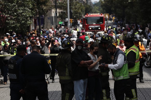 epa10194327 People remain in the streets after the seismic alert was activated in Mexico City, Mexico, 19 September 2022. An earthquake of preliminary magnitude 7.4 shook central Mexico on the day of  ...