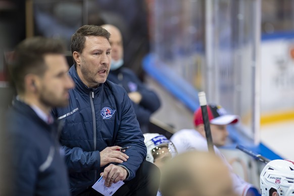 L&#039;entraineur Saint-Gallois Jeff Tomlinson, observe le jeux, lors du match du championnat suisse de hockey sur glace de National League LNA, entre le Geneve Servette HC et le SC Rapperswil-Jona La ...