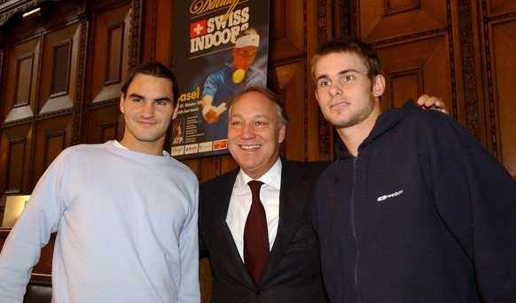 Turnierdirektor Roger Brennwald mit den beiden aufstrebenden Talenten Roger Federer (l.) und Andy Roddick.