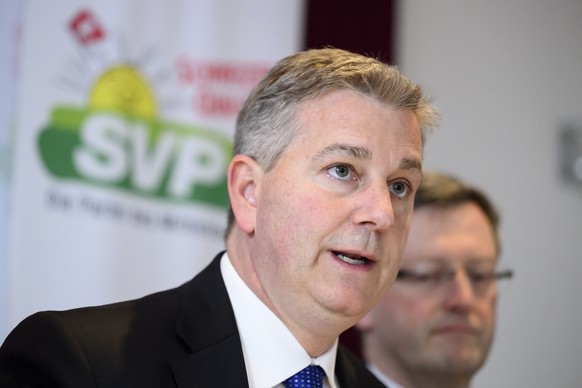 Parteipraesident SVP Marco Chiesa, SVP-TI, links, spricht an der Seite von Peter Keller, Generalsekretaer SVP Schweiz, rechts, waehrend einer Medienkonferenz ueber das Thema &quot;Sicherheit der Schwe ...