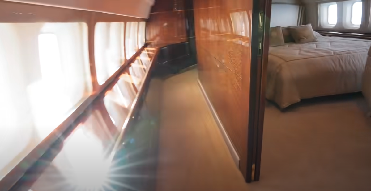 Un bref aperçu de la chambre à coucher principale de l'avion.