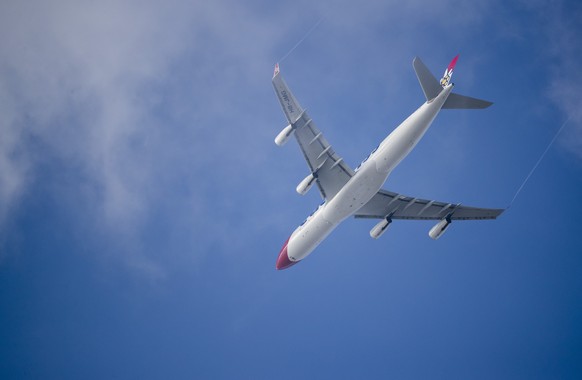 Ein Airbus 340-300 von Edelweiss Air ueberfliegt nach dem Start den Flughafen Zuerich, am Dienstag, den 14. November 2017, in Kloten. (KEYSTONE/Christian Merz)