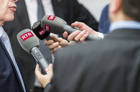 Bundeshausjournalisten der SRG SSR Kanaele der drei Sprachregionen, RTR, SRF und RSI, strecken ihre Mikrofone zu Bundesrat Ueli Maurer, der vor den Medien die Argumente fuer die neue Finanzordnung 202 ...