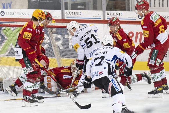 Tigers Goalie Ivars Punnenovs im Kampf um den Puck gegen Freiburgs David Desharnais, Mitte, waehrend dem Qualifikations-Spiel der National League zwischen den SCL Tigers und dem HC Fribourg-Gotteron,  ...