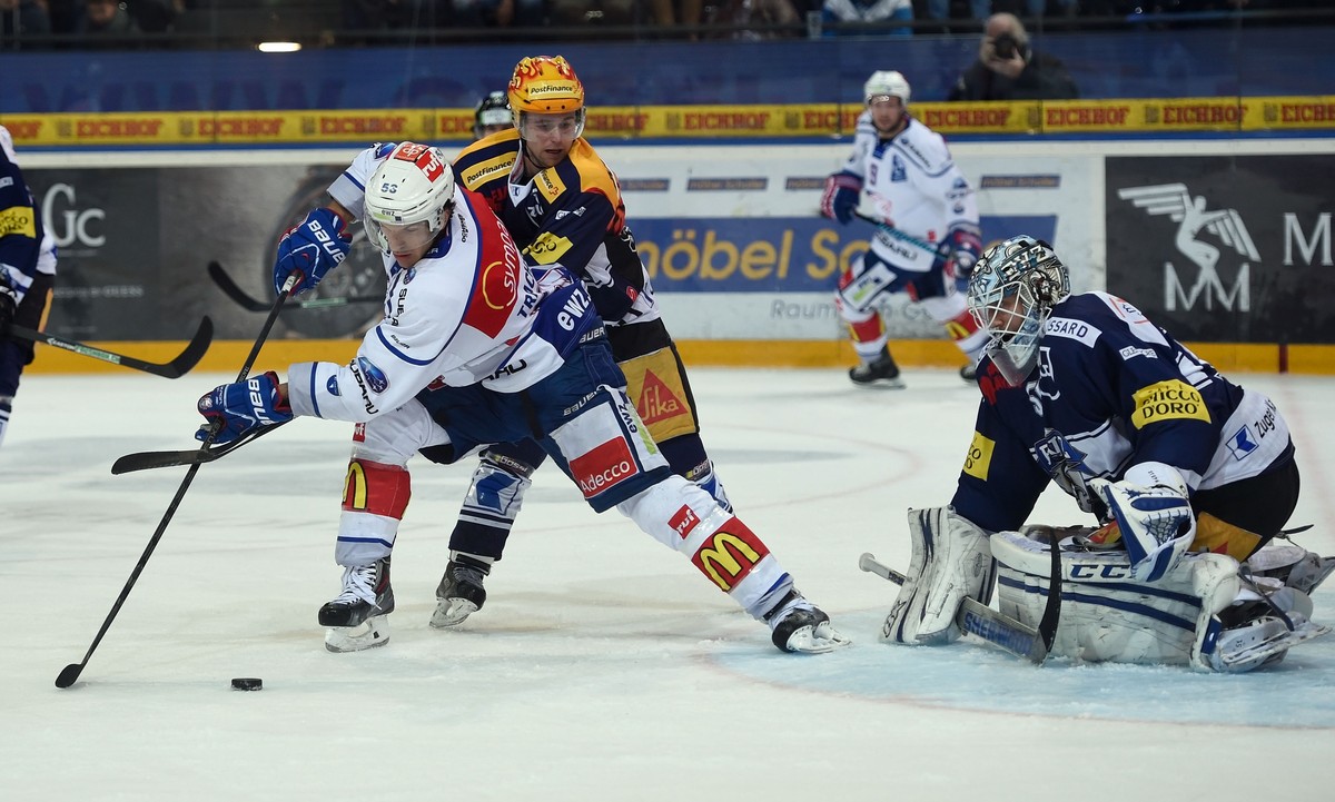 ZSC-Stürmer Morris Trachsler bringt Zug-Goalie Tobias Stephan nicht aus der Ruhe.
