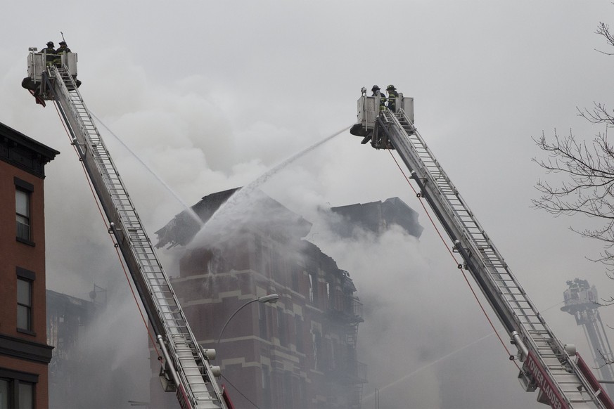 Die Feuerwehr bei den Löscharbeiten.