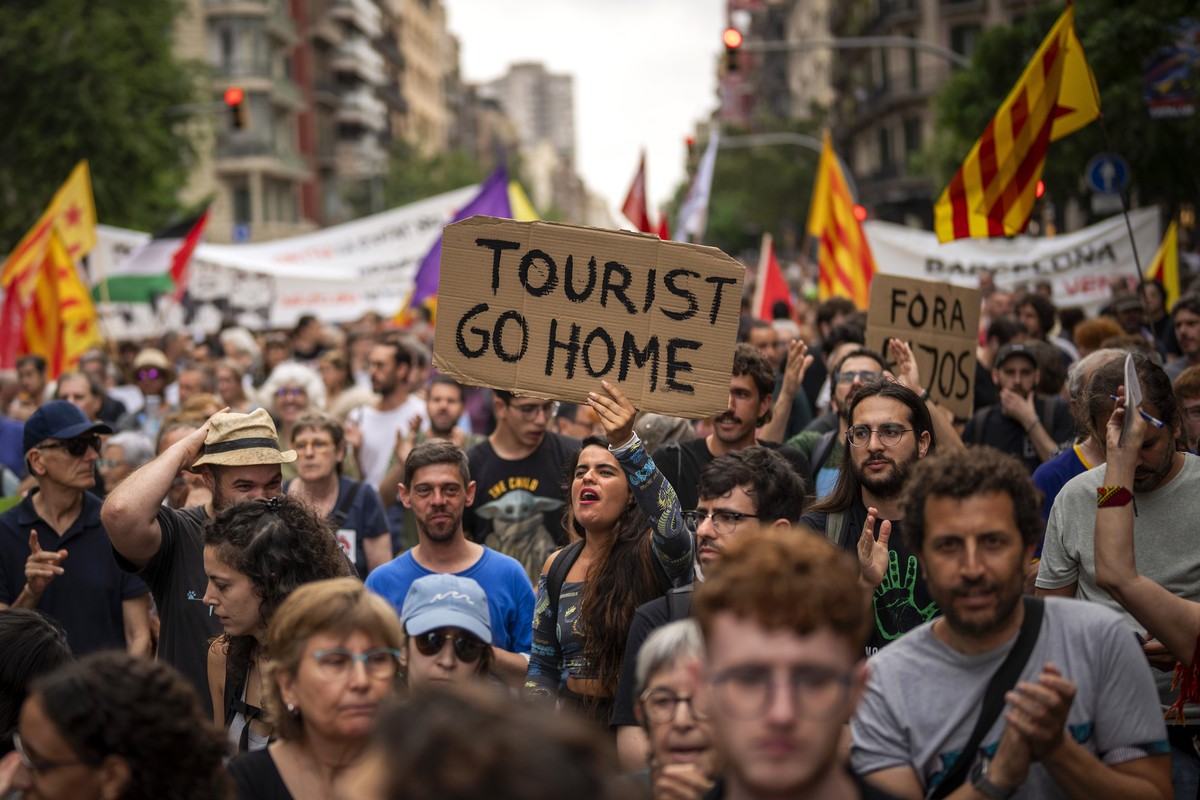 Demonstrators march shouting slogans against the Formula 1 Barcelona Fan Festival in downtown Barcelona, Spain, Wednesday, June 19, 2024. Barcelona City Hall announced last month that it would not ren ...