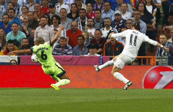 epa05289897 Real Madrid&#039;s Welsh winger Gareth Bale (R) scores the 1-0 lead against Manchester City&#039;s Brazilian midfielder Fernando (L) during the UEFA Champions League semi final, second leg ...