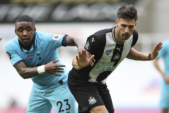 Tottenham&#039;s Steven Bergwijn, left, fights for the ball with Newcastle&#039;s Fabian Schaer during the English Premier League soccer match between Newcastle United and Tottenham Hotspur at St. Jam ...