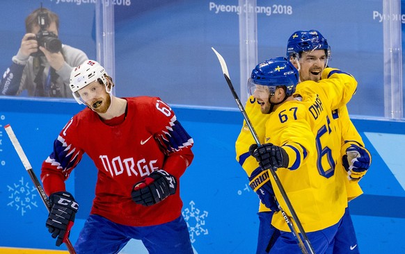 epa06527521 Anton Lander (L) of Sweden reacts after scoring together with his teammate Linus Omark (C) during the men&#039;s preliminary round match between Norway and Sweden the Gangneung Hockey Cent ...