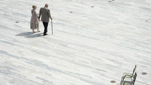 ARCHIV --- ZUM DER VOM BUNDESRAT GEPLANTEN EINSCHRAENKUNG DES PENSIONSKASSEN-VORBEZUGS STELLEN WIR IHNEN FOLGENDE BILDER ZUR VERFUEGUNG --- Ein Rentnerpaar passiert den Sechselaeutenplatz vor der Medi ...