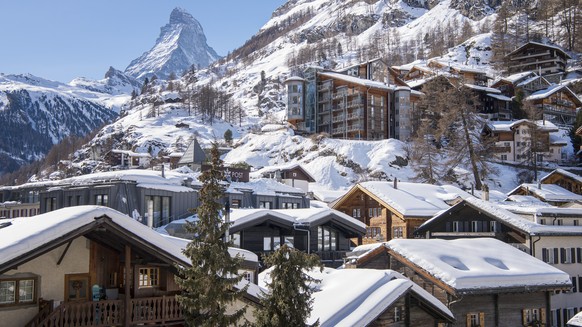ARCHIVBILD ZUR JAHRESBILANZ 2019 VON SCHWEIZ TOURISMUS, AM DONNERSTAG, 27. FEBRUAR 2020 - The Matterhorn (left) and the Hotel Omnia (right, building with the bay), pictured in Zermatt, Canton of Valai ...