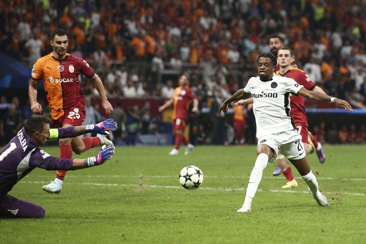 epa11567853 YB's Alan Virginius (R) scores the 0-1 goal against Galatasaray's goalkeeper Fernando Muslera during the UEFA Champions League play-off second leg soccer match between Galatasara ...