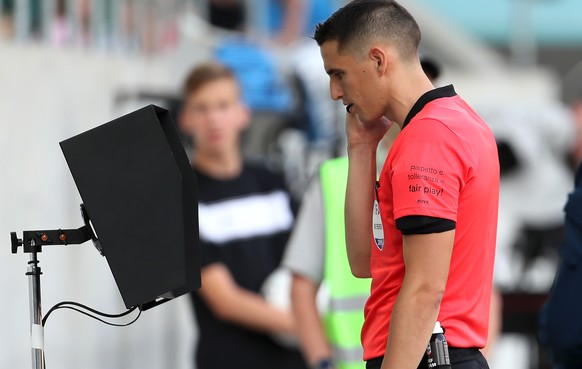 Hier kontrolliert zusammen mit dem Video Assistant Referee, VAR, Schiedsrichter Lionel Tschudi die umstrittene Penaltyszene zuungunsten des FC St. Gallen, aufgenommen am Samstag, 20. Juli 2019, beim F ...
