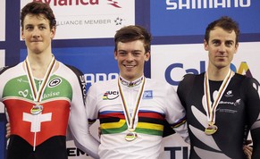 Stefan Küng mit Weltmeister Alexander Edmonson und Bronzemedaillengewinner Marc Ryan aus Neuseeland.