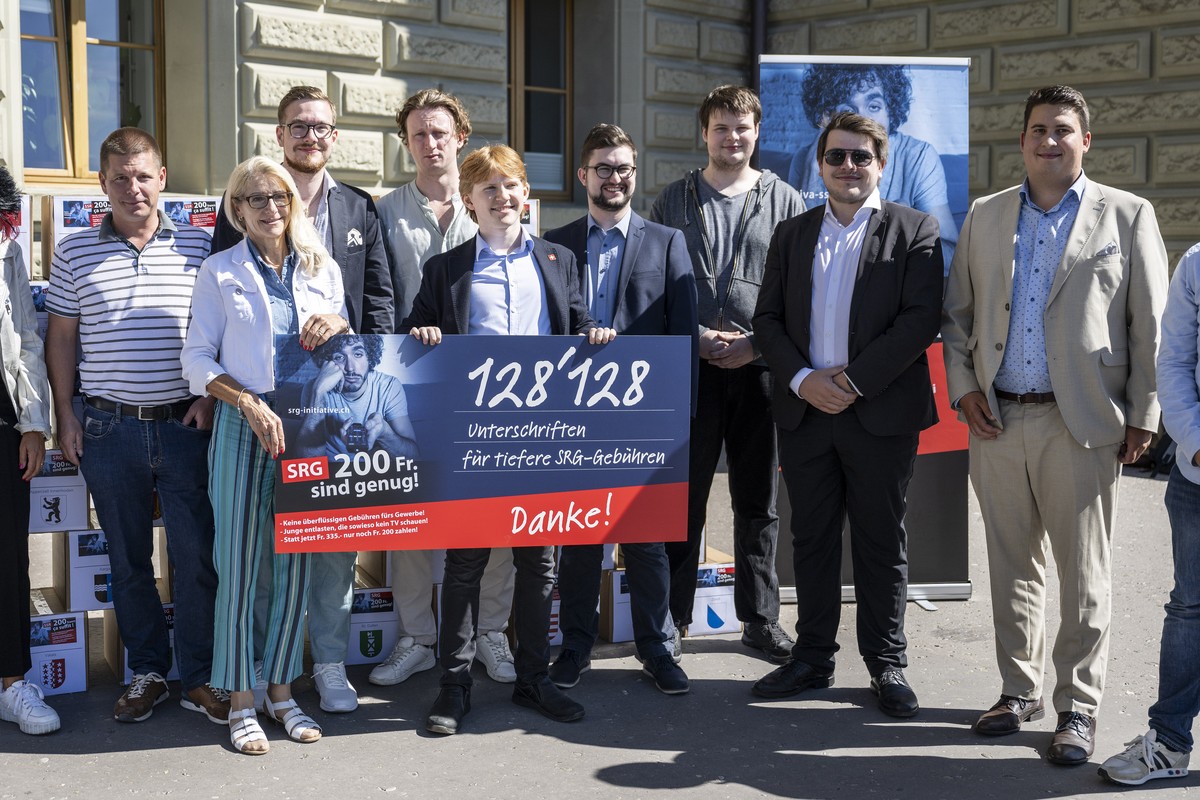 Mitglieder von der SVP Schweiz reichen die SRG-Initiative "200 Franken sind genug" ein, am Donnerstag, 10. August 2023, in Bern. Die Initiative verlangt die Senkung der Serafe Gebuehren von  ...