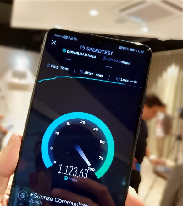 Ein Download mit über 1100 Mbit/Sekunde auf dem Huawei Mate X 5G, das Ende Mai in den Handel kommt.