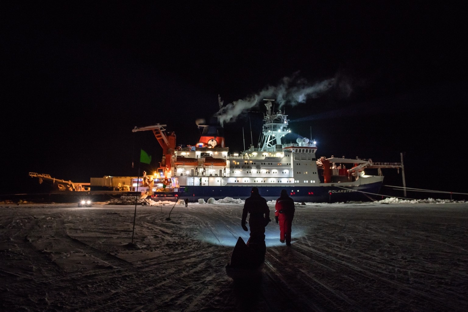 Ice conditions around the vessel are really stable. After we experienced quite a dynamic phase at the beginning of the drift, ice movements calmed down. We observe a few cracks here and there as they  ...