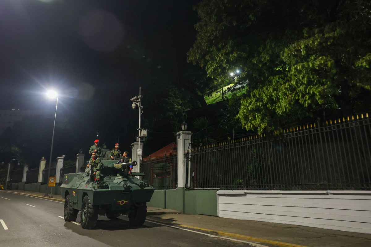 epaselect epa12622498 Military personnel guard the perimeter of the Miraflores Presidential Palace in Caracas, Venezuela, 03 January 2026, after multiple explosions were reported across the capital. U ...