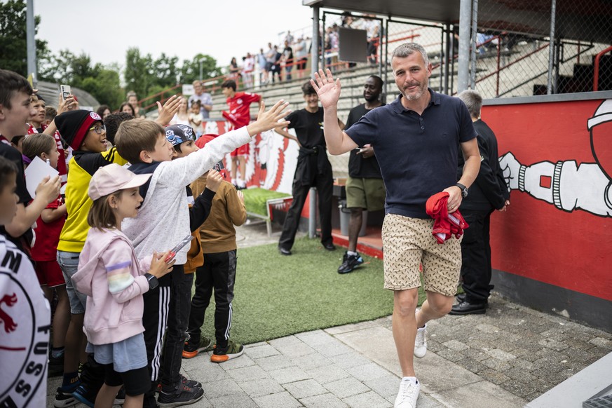 Der Winterthurer Trainer Alex Frei freut sich mit den Fans nach ihrem Aufstieg in die Fussball Super League, aufgenommen am Sonntag, 22. Mai 2022 auf der Schuetzenwiese in Winterthur. (KEYSTONE/Ennio  ...