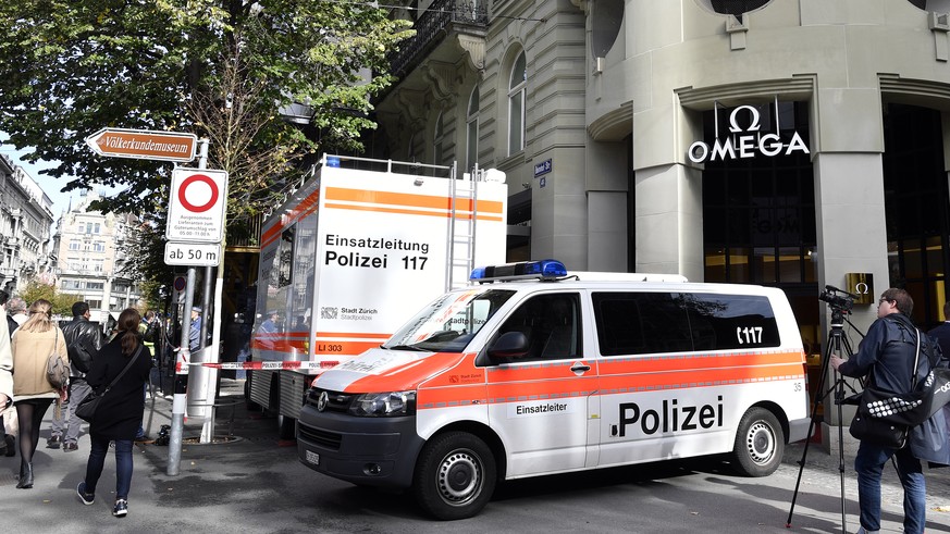 Grossaufgebot der Zuercher Stadtpolizei an der Bahnhofstrasse in Zuerich am Dienstag, 24. Oktober 2017. Zwei Unbekannte haben am Dienstagmorgen die Bijouterie Bucherer an der Bahnhofstrasse 50 ueberfa ...