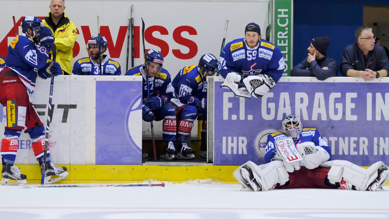 Enttaeuschte Kloten-Spieler nach dem 2:1 Siegestreffer von Rapperswil in der Verlaengerung im siebten Eishockey-Spiel der Ligaqualifikation der National League zwischen dem EHC Kloten und den SC Rappe ...