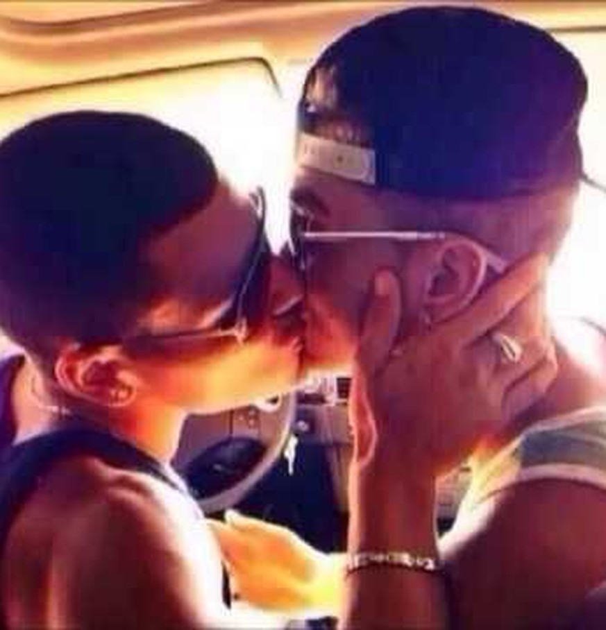 Justin Bieber wurde schon wieder verhaftet. Aber Neuigkeiten gibt es auch: Er soll jetzt schwul sein