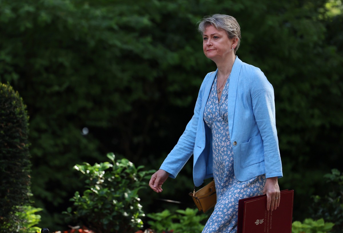 epa13057890 British Secretary of State for Foreign, Commonwealth and Development Affairs Yvette Cooper arrives at 10 Downing Street for a Cabinet meeting in London, Britain, 23 June 2026. EPA/ANDY RAI ...