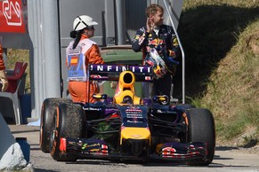 Sebastian Vettel und sein kaputtes Auto.